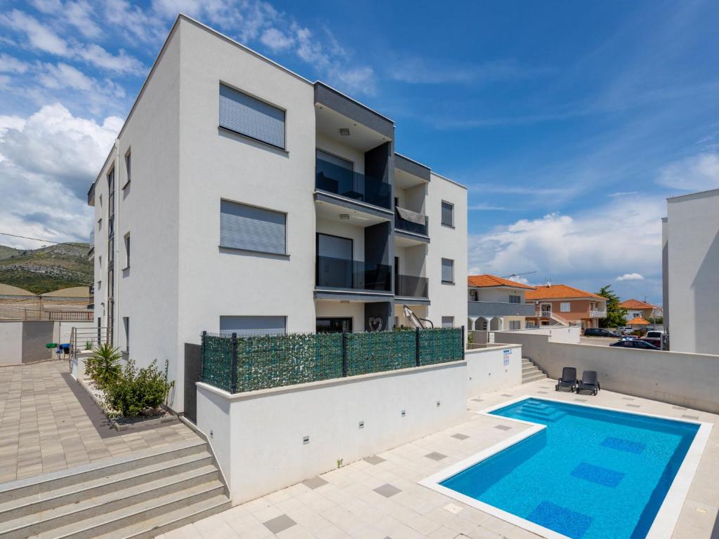 uma imagem de uma casa com piscina em Apartment Niki by Interhome em Trogir