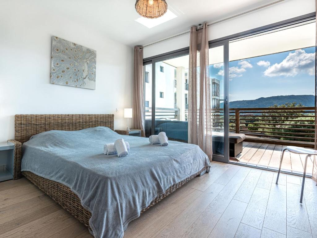 1 dormitorio con cama y ventana grande en Apartment Résidence Cita di Sali-13 by Interhome, en Porto Vecchio