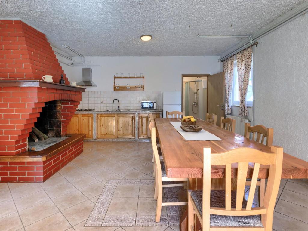 Kuchyň nebo kuchyňský kout v ubytování Holiday Home Reaa by Interhome