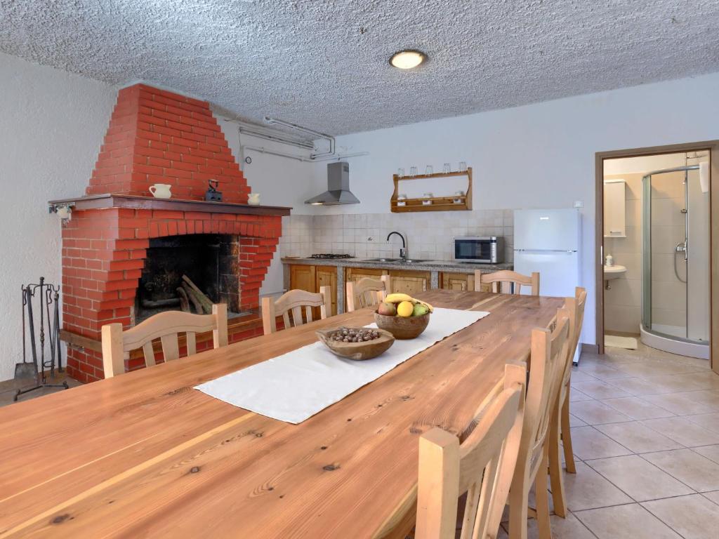 Kuchyň nebo kuchyňský kout v ubytování Holiday Home Reaa by Interhome