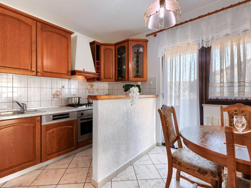 Kuchyň nebo kuchyňský kout v ubytování Holiday Home Reaa by Interhome