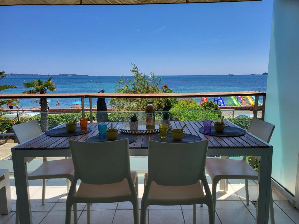 une table sur un balcon avec vue sur la plage dans l'établissement Apartment Cannes Bay-3 by Interhome, à Cannes