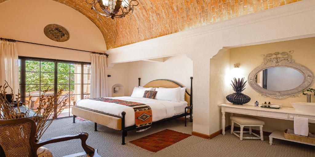 Postel nebo postele na pokoji v ubytování Hacienda El Santuario San Miguel de Allende
