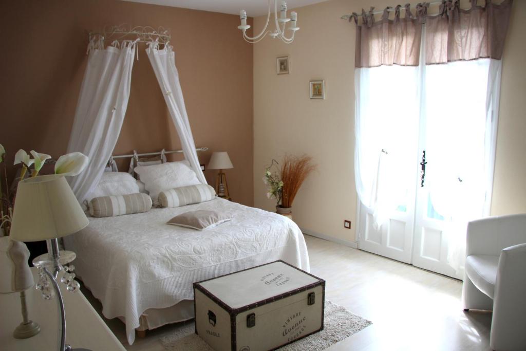 a bedroom with a white bed and a window at maison SANSOUN in Léren