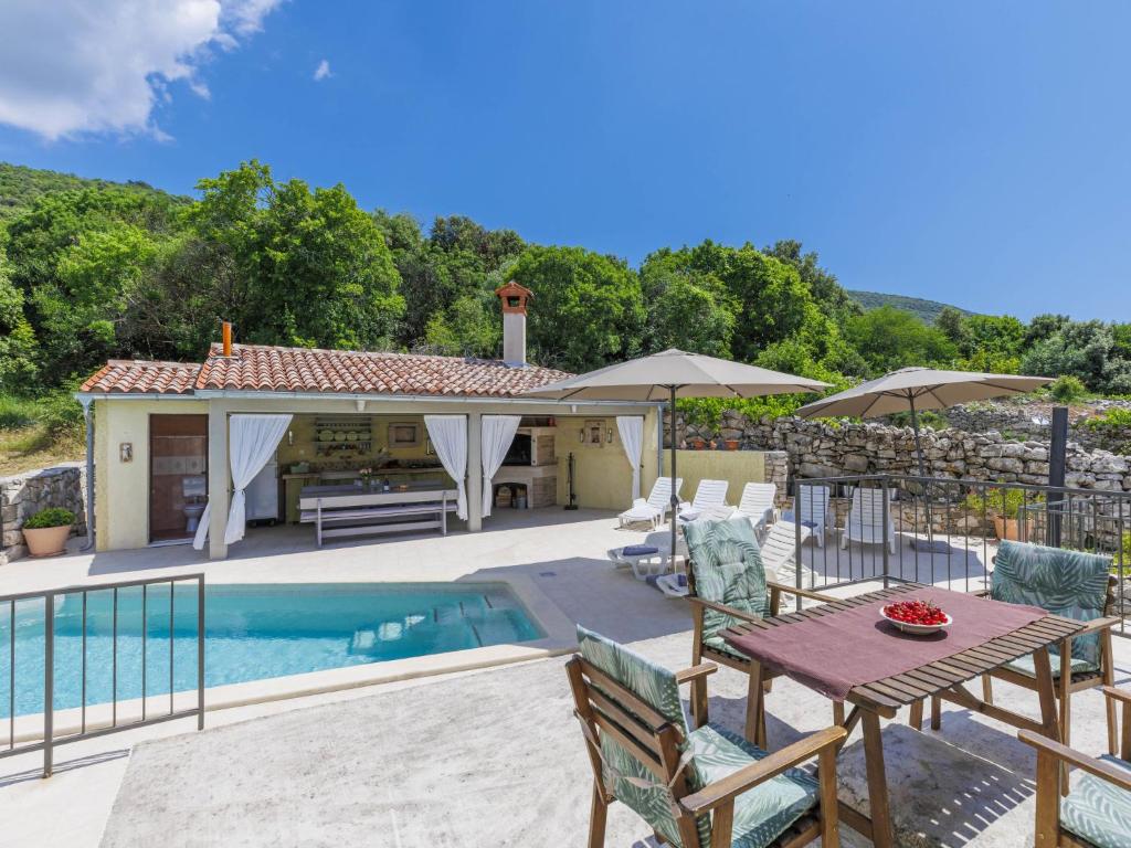 Bazén v ubytování Holiday Home Lucija by Interhome nebo v jeho okolí
