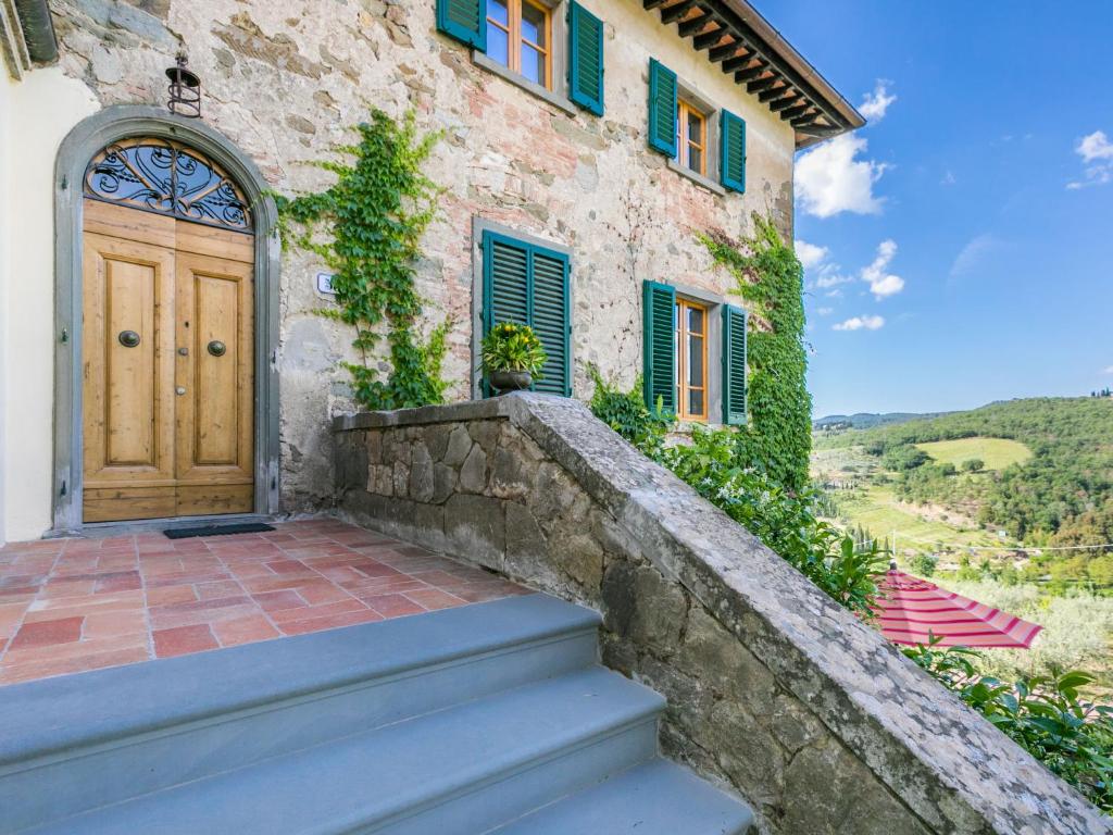 una casa con una puerta de madera y escaleras en Apartment Casa Paolina by Interhome, en Greve in Chianti