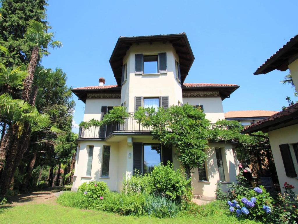 Casa blanca grande con balcón en Villa Al Piano by Interhome, en Castelveccana