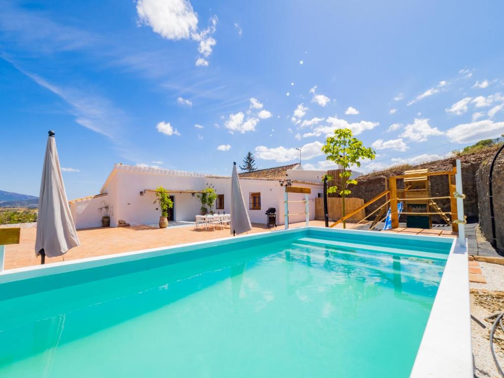 eine Villa mit einem Pool und einem Haus in der Unterkunft Cubo's View Mountain El Ventorrillo House in Cártama
