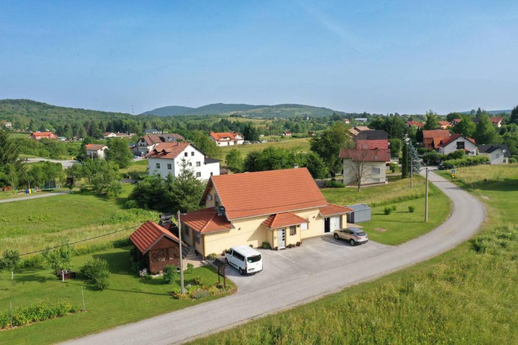una vista aerea di una casa su strada di House Matijević Šimić a Grabovac