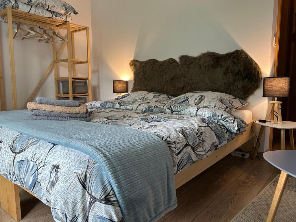 Schlafzimmer mit einem Bett mit einem Kopfteil aus Holz in der Unterkunft Jeleni Ruczaj in Karpacz