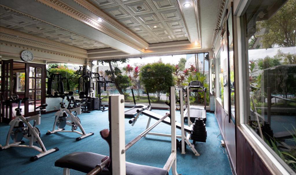 Fitness centrum a/nebo fitness zařízení v ubytování The Rich Jogja Hotel