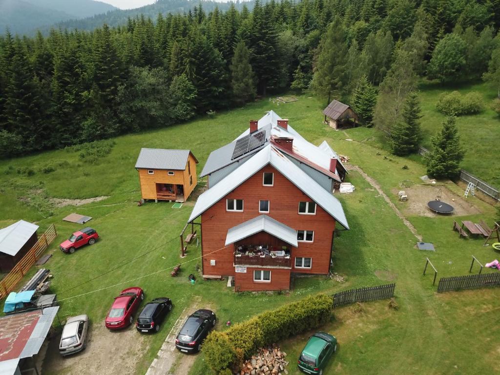 una vista aérea de una gran casa en una colina con coches en Agroturystyka Pod Wierchami en Żabnica