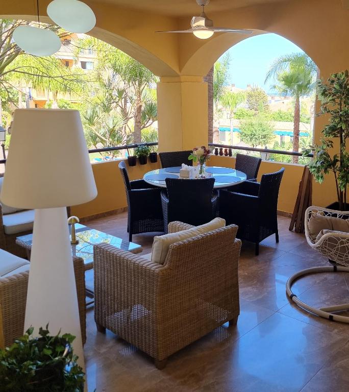 Posezení v ubytování Luxury Blue Coast Seaside Retreat Marbella