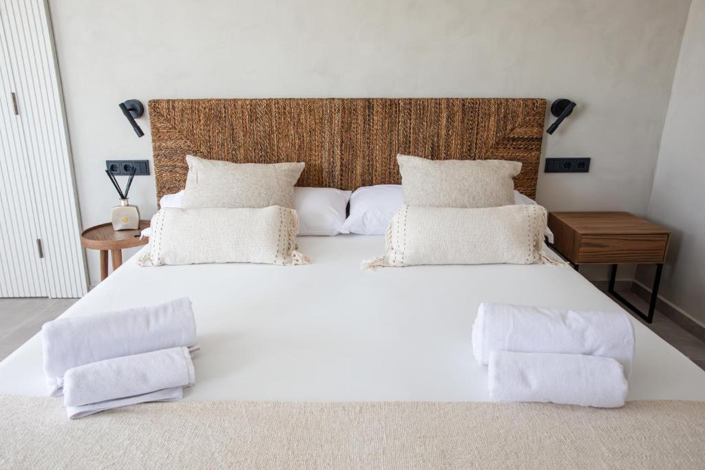 Postel nebo postele na pokoji v ubytování Boho Suites Formentera