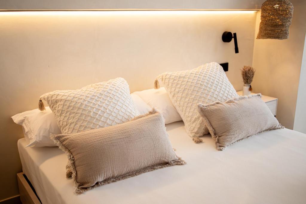 Postel nebo postele na pokoji v ubytování Boho Suites Formentera