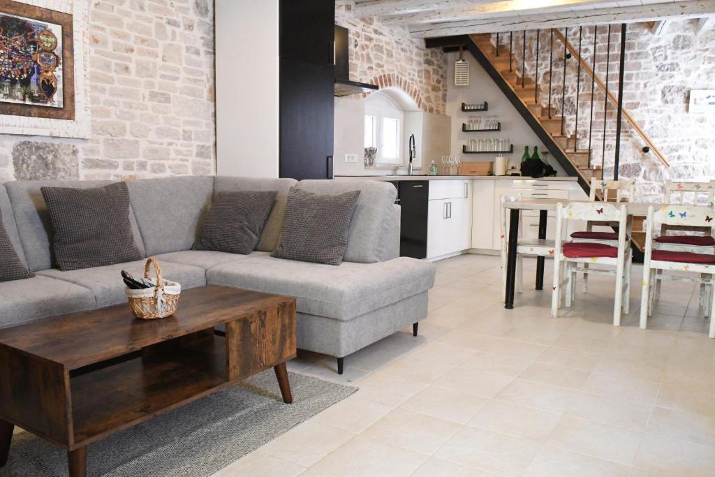 - un salon avec un canapé et une table dans l'établissement Villa Arte, à Bale