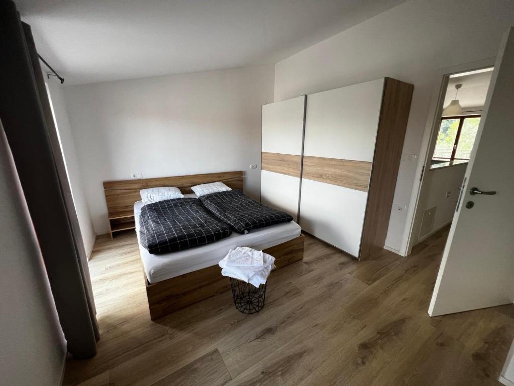 Dormitorio pequeño con cama y armario en Danilo's Appartments, en Koper