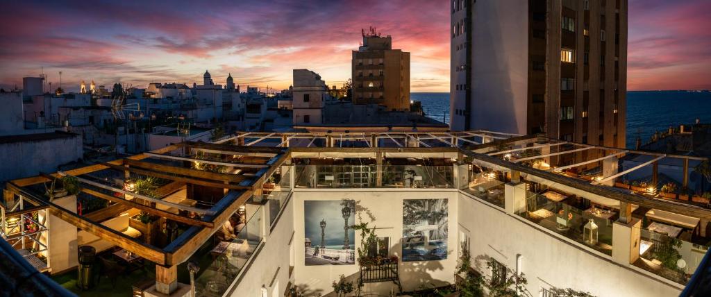 Blick auf die Dachterrasse eines Gebäudes in der Unterkunft Hotel Alquimia Cadiz in Cádiz