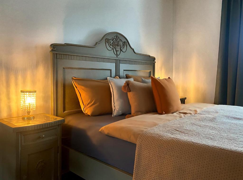 1 cama con almohadas de color naranja y blanco en una habitación en Alte Schule Wittenberg, 3 Ferienwohnungen an der Elbe, mit Garten en Lutherstadt Wittenberg