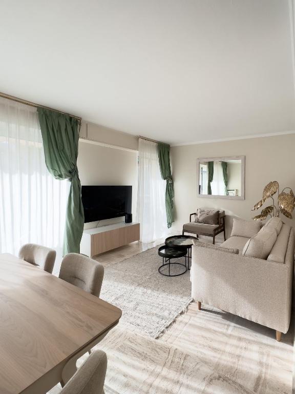 uma sala de estar com um sofá e uma mesa em Cosy stay - LA CROISETTE em Cannes