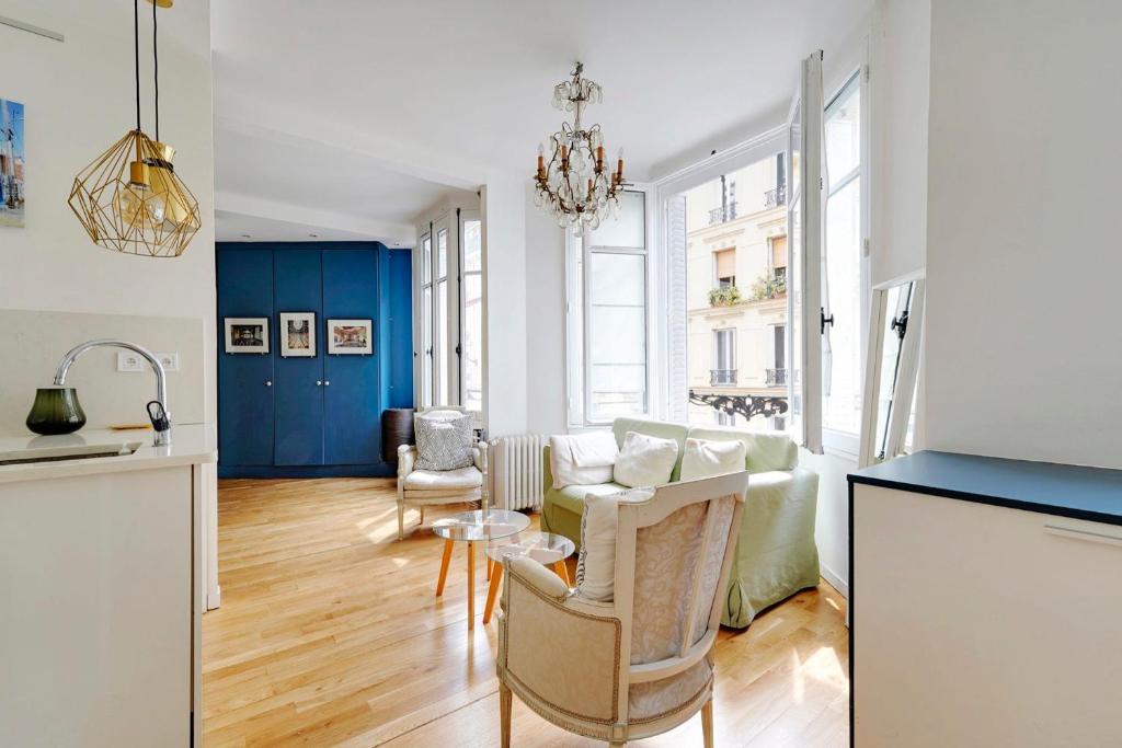 - un salon avec un canapé et une table dans l'établissement Appartement 16th Tour Eiffel - Central Paris, à Paris