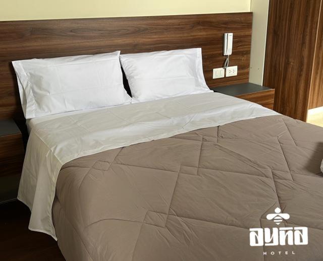 1 cama grande en una habitación de hotel en Ayña Hotel, en Chachapoyas