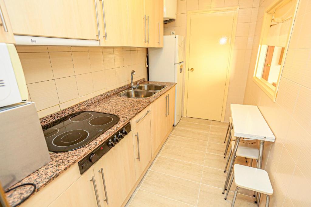 Kuchyňa alebo kuchynka v ubytovaní LITORAL COSTA DORADA - PINS i MAR Only families