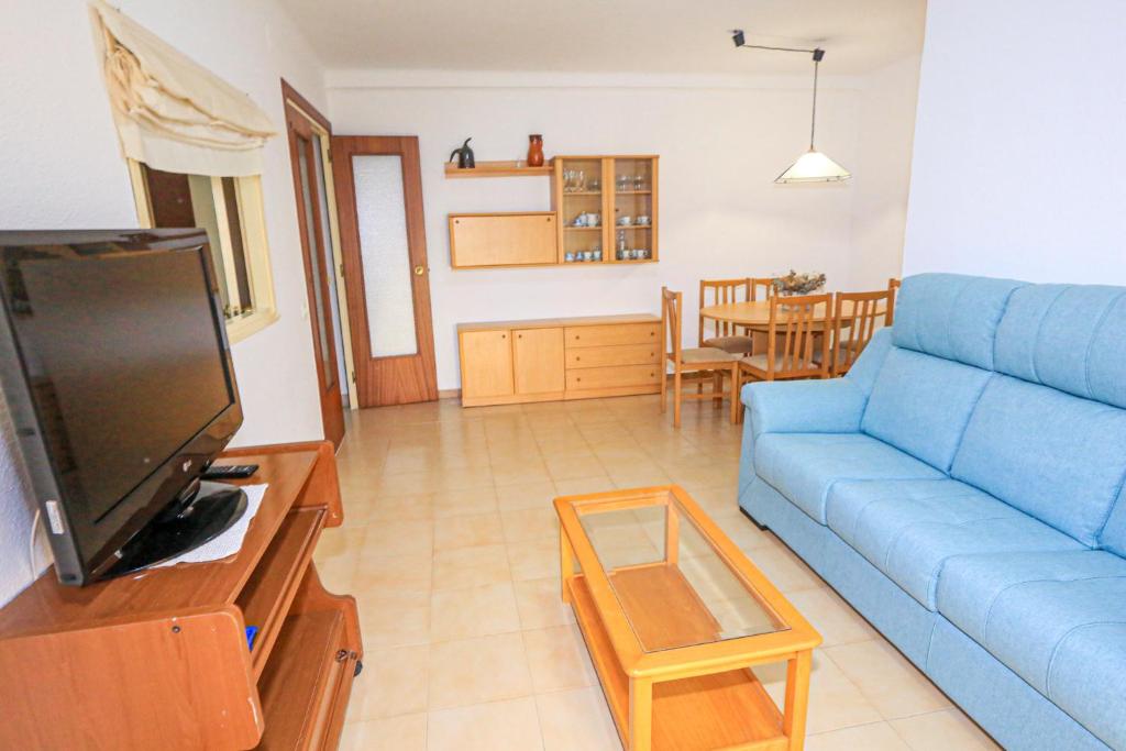Televízia a/alebo spoločenská miestnosť v ubytovaní LITORAL COSTA DORADA - PINS i MAR Only families