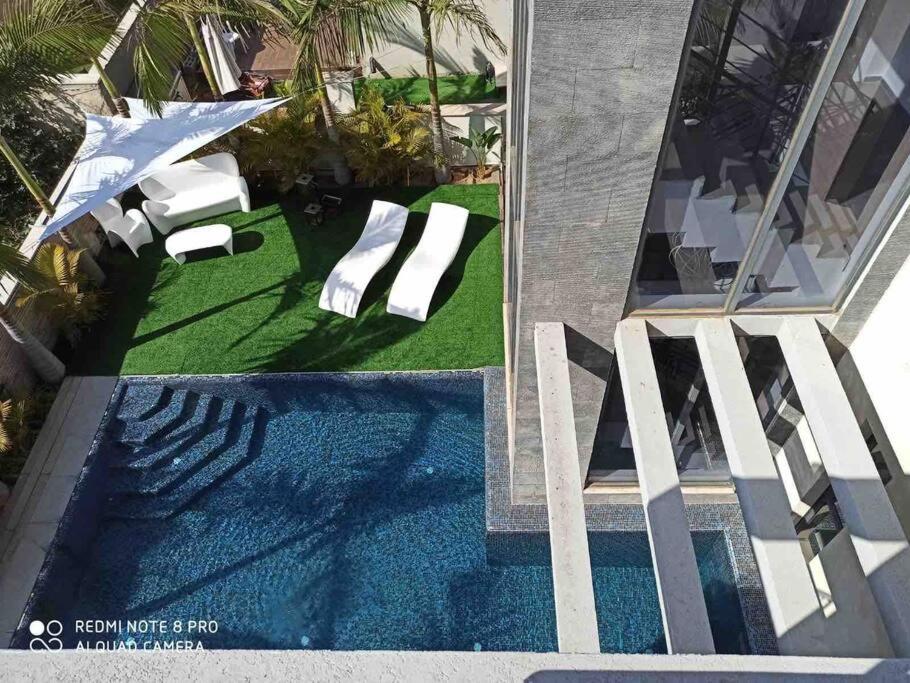 una vista aérea de una piscina en una casa en Villa SUN en Ashqelon