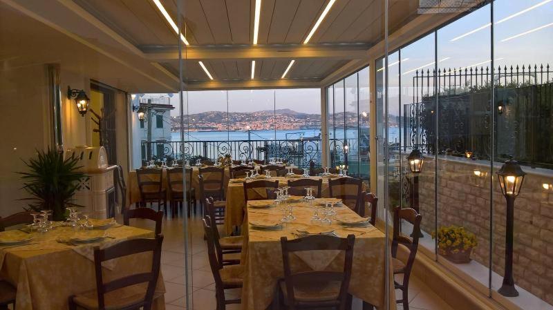 een restaurant met tafels en stoelen op een balkon bij Il Cantuccio b&b in Bacoli