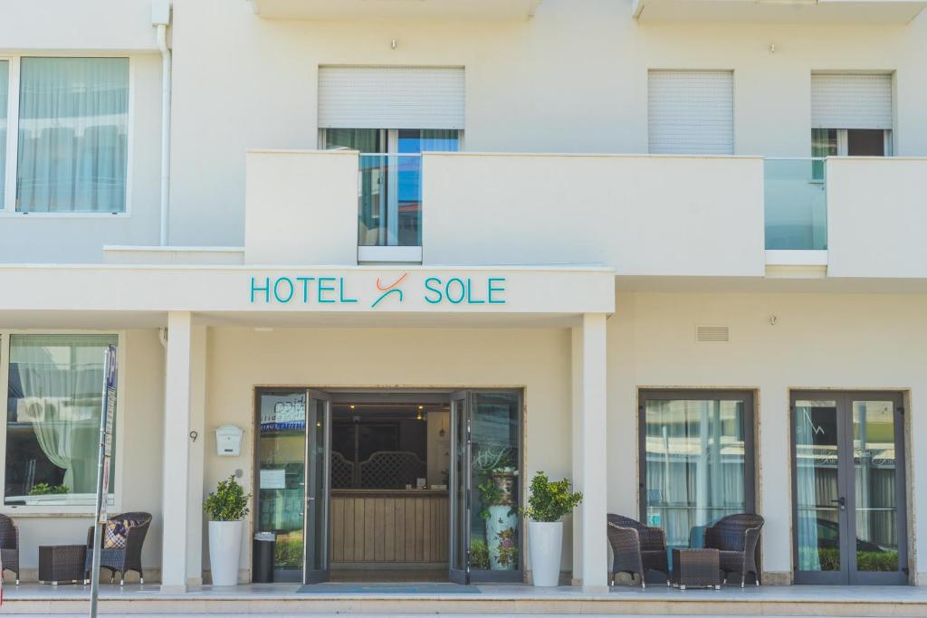 un cartel de venta de hotel x en la parte delantera de un edificio en Hotel Sole, en Sottomarina