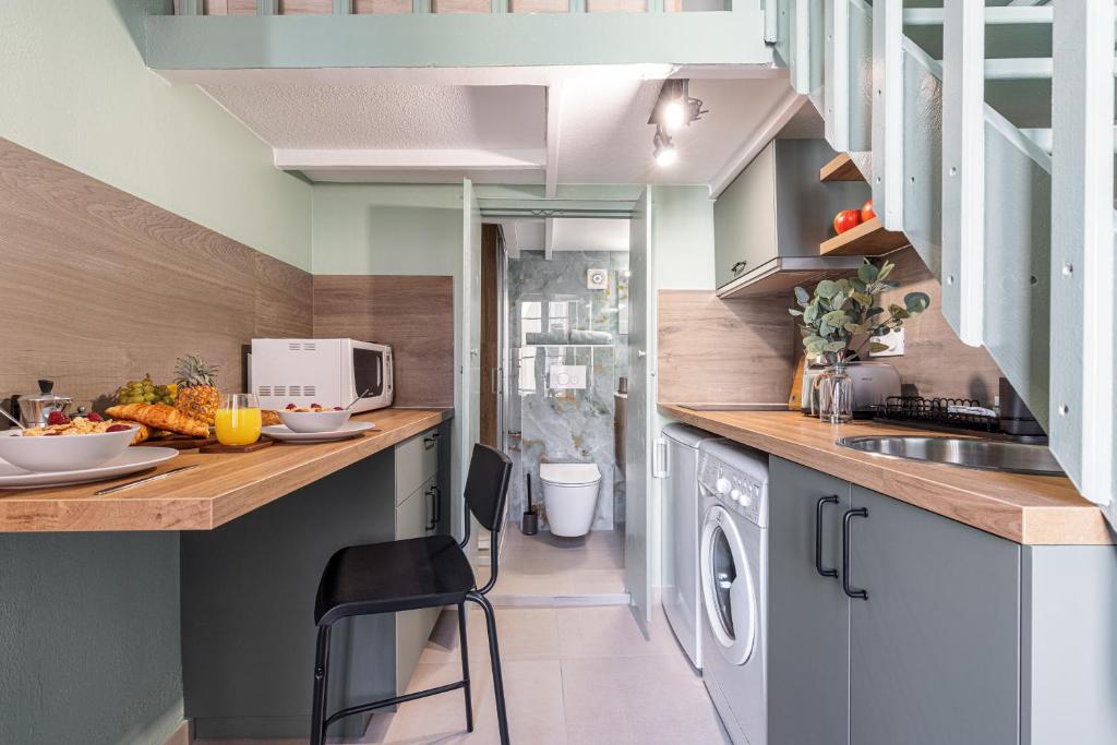 - une cuisine avec un comptoir, un évier et une cuisinière dans l'établissement My CASA - SAINT SIAGRE 3, à Nice