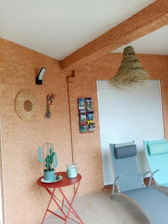 Posezení v ubytování 2 Chambres avec piscine et spa au calme, mer à proximité.