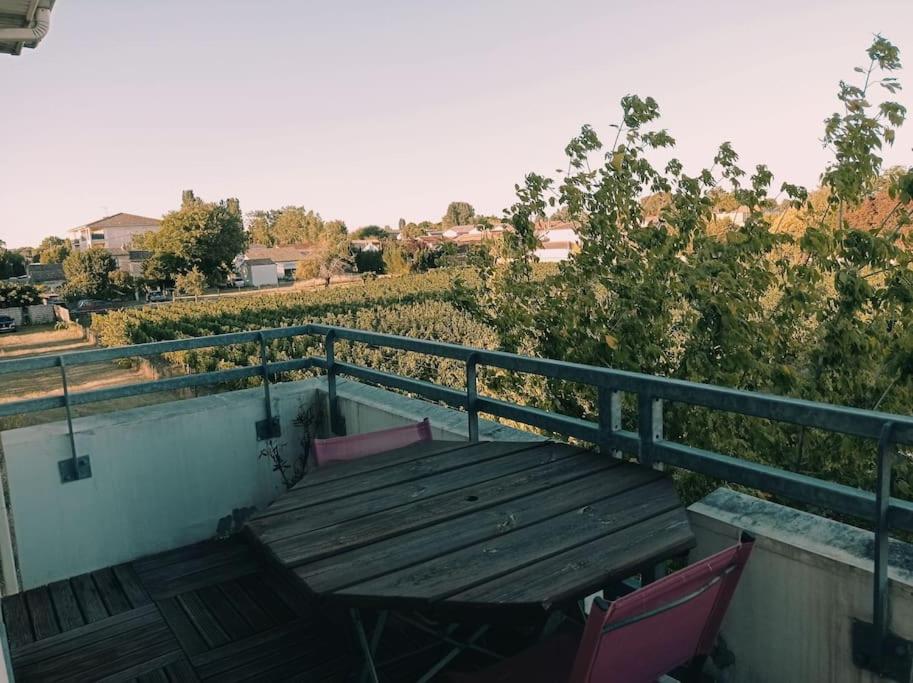 En balkon eller terrasse på Studio proche de la gare avec le calme des vignes.