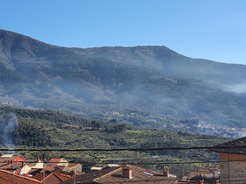a view of a city with a mountain in the background at La Casa de Anne Marie in Villarejo del Valle