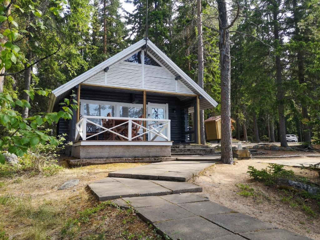 a small house in the middle of a forest at Kallioranta in Lestijärvi