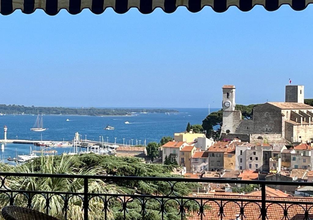 カンヌにあるNEWLY RENOVATED! Harbour View on Balcony Terraceのバルコニーから市街と海の景色を望めます。
