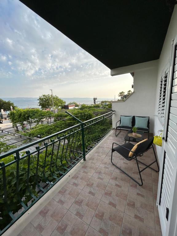 a balcony with a view of the ocean at Apartmani Peco Duće in Duće