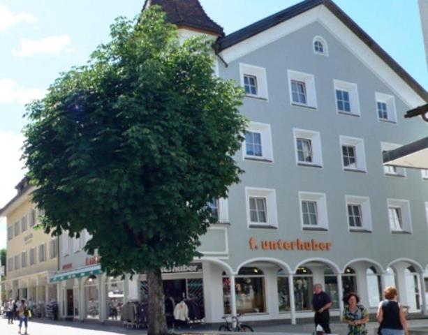 ein großes weißes Gebäude mit einem Baum davor in der Unterkunft Residence Unterhuber in Innichen