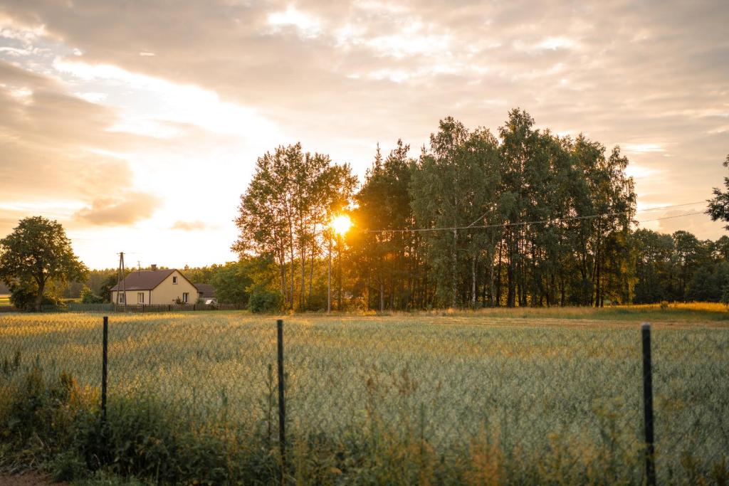 Východ nebo západ slunce při pohledu z prázdninového domu nebo okolí