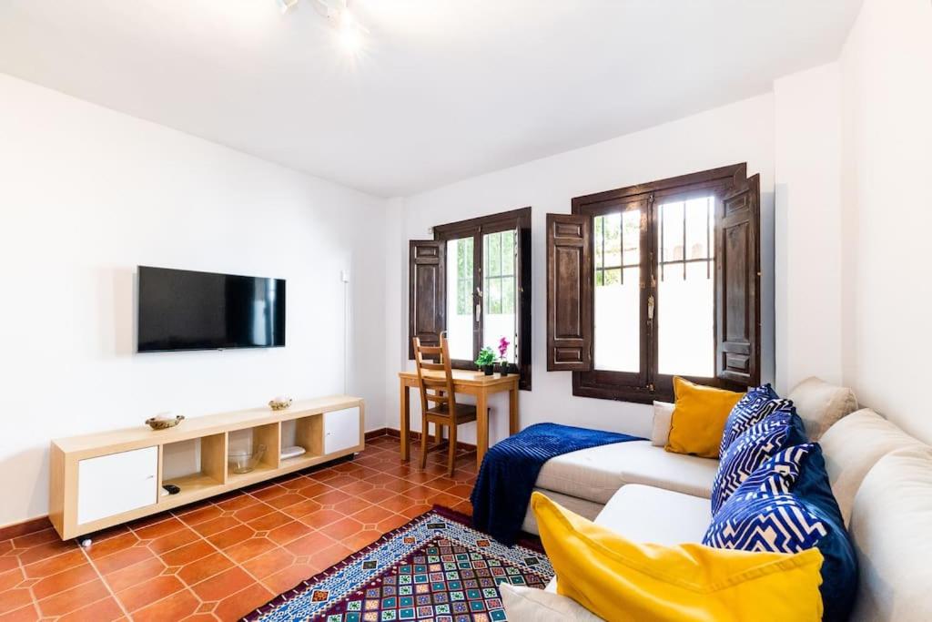 sala de estar con sofá y TV en Wekey Homes Albaicin, A los Pies de la Alhambra, en Granada