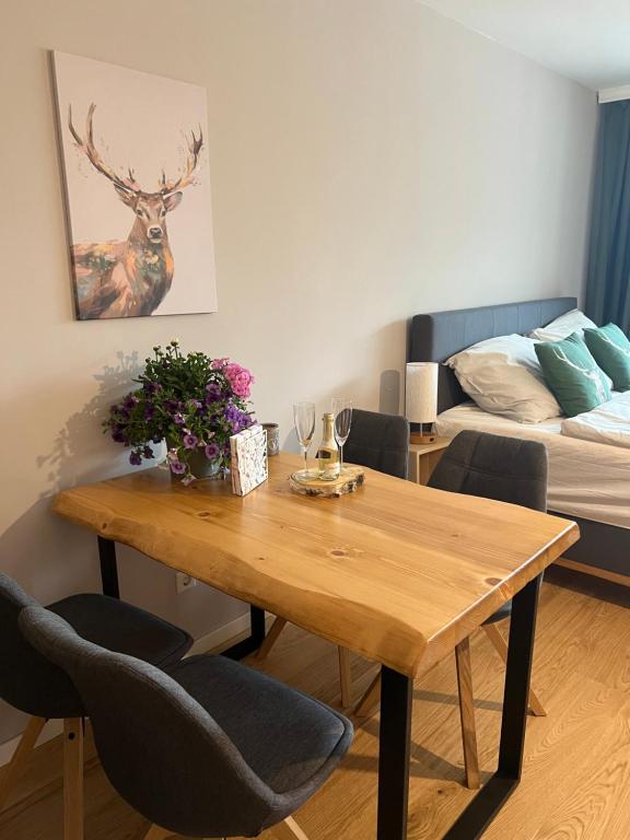 シュトローブルにあるWolfgangsee Ferienappartement „Almliebe“の木製のテーブルと椅子のあるダイニングルーム