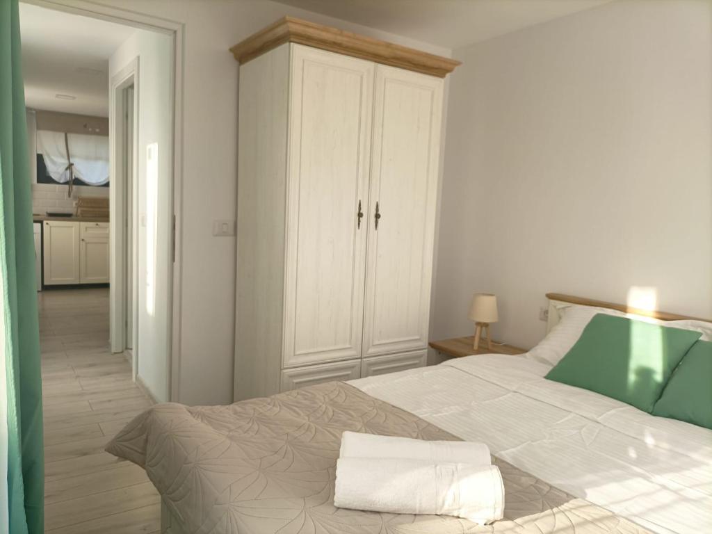 sypialnia z łóżkiem z zielonym i białym kocem w obiekcie Tiny Village Mamaia Nord - House 2 w mieście Năvodari