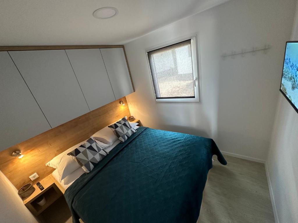 Postel nebo postele na pokoji v ubytování Mobile home Mare Blu