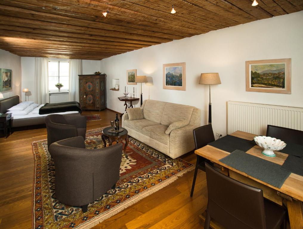 - un salon avec un canapé et un lit dans l'établissement Goldgasse Apartments de Luxe, à Salzbourg