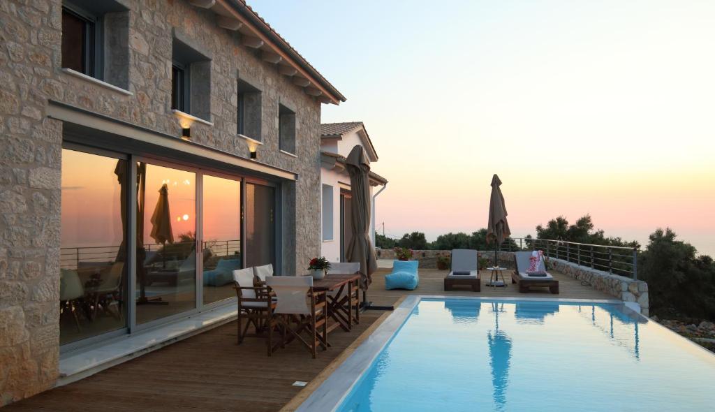 Bazén v ubytování Tsakmakis Villas - Luxury - Panoramic Sea View Lefkada nebo v jeho okolí