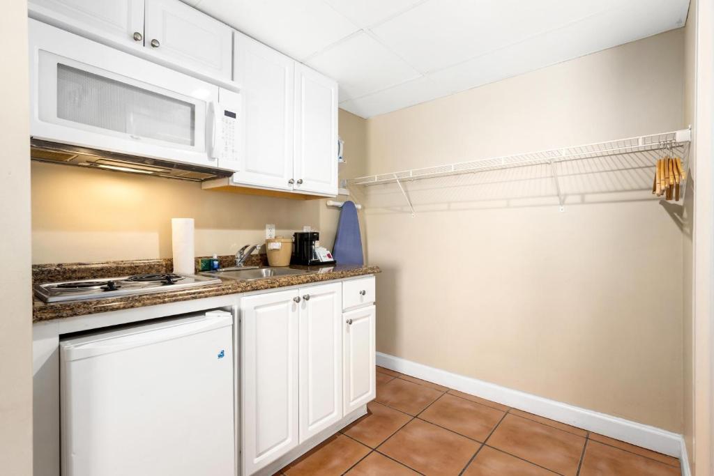 Tidelands Caribbean Boardwalk Hotel and Suites photo