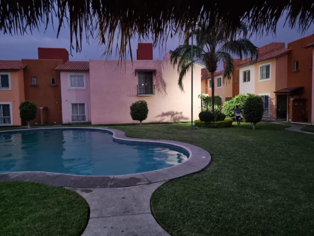 einen Pool im Hof eines Hauses in der Unterkunft Agusticidad en Cuernavaca in Emiliano Zapata