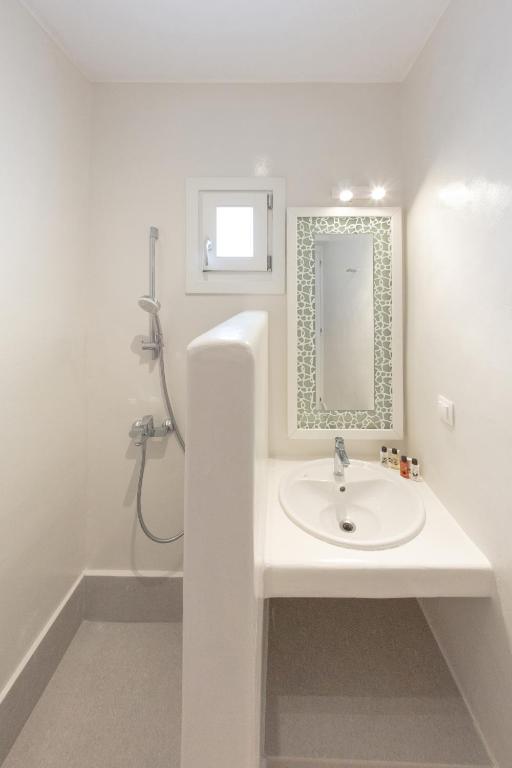Koupelna v ubytování CORFOSTAR ROOMS