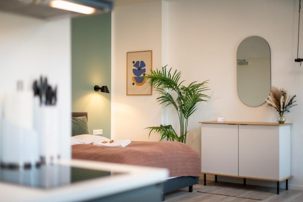 a bedroom with a bed and a mirror at FLATLIGHT: Hildesheim Angoulemeplatz in Hildesheim